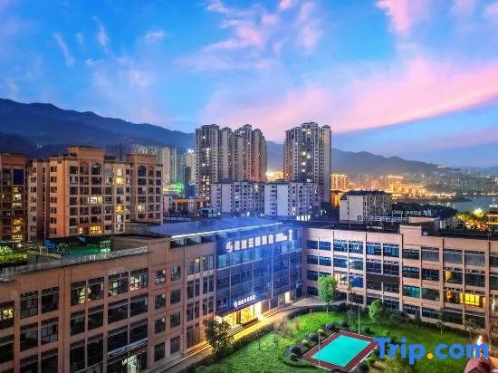 Kuoyue Yunqi Hotel (Fengjie High-speed Railway Station)