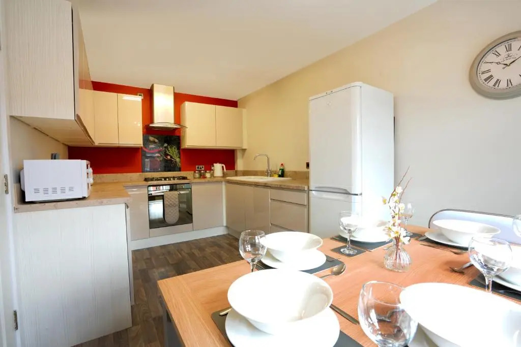 Bright & Modern 4 Bedroom Townhouse