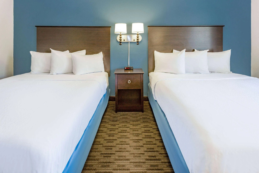 AmericInn by Wyndham Hotel and Suites Long Lake