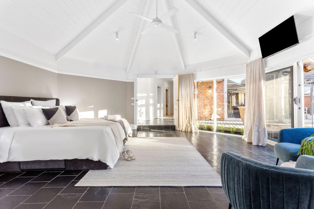 Tranquil Estate With Pool Heated Spa Gardens