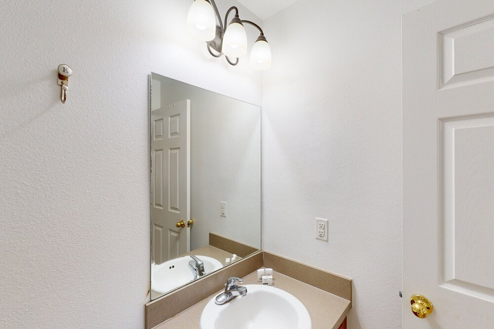 Dog-friendly Home With Shared Pool, Wifi, Central AC, and Private Washer/dryer