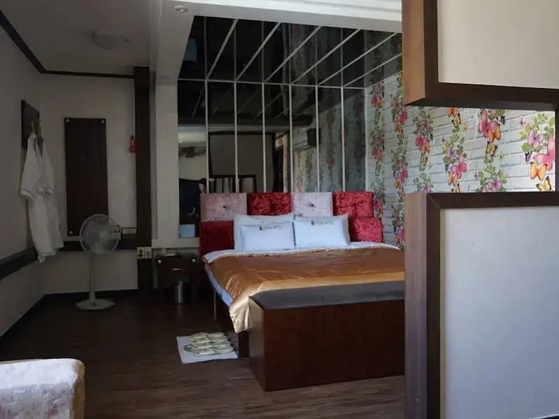 Opera Motel