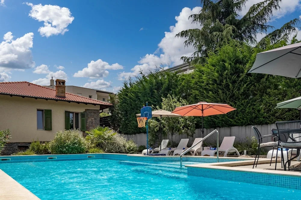 Villa Okra With Pool - Happy Rentals