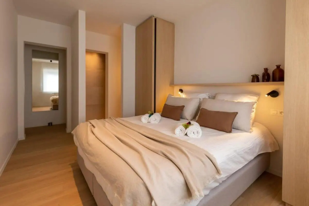 Stunning fully renovated apartment in the shopping street of Knokke with 1 parking