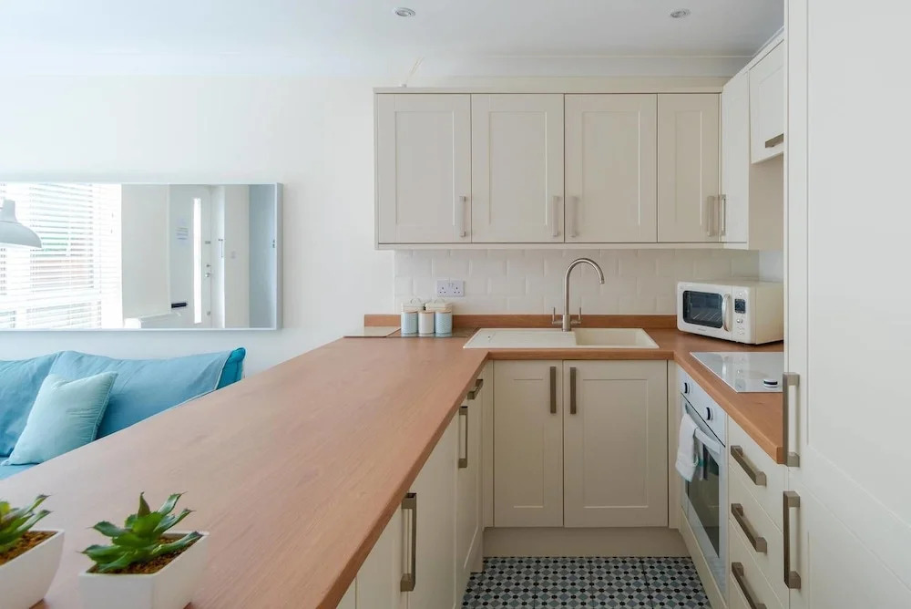Fantastic 1BR Home - 1 Stop To Canary Wharf!