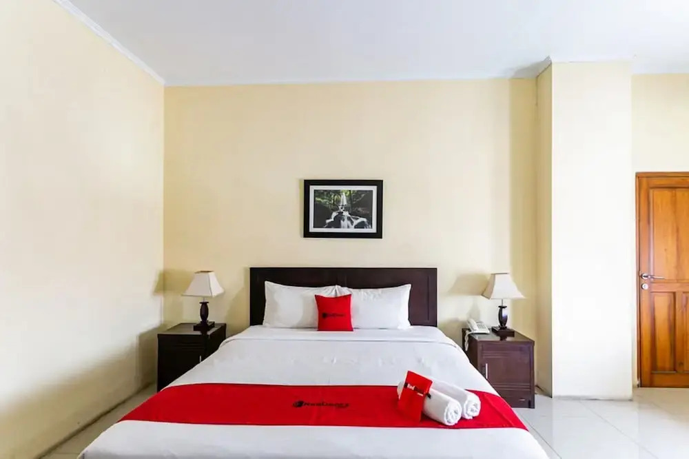 RedDoorz Plus near Alun Alun Karanganyar