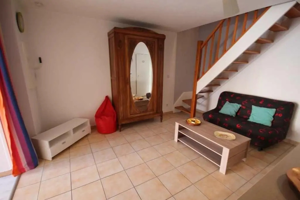 Jolie maison de vacances 2 chambres climatisées véranda terrasse parking privatif dans résidence sécurisée avec piscine commune 400 m de la mer LRCS99