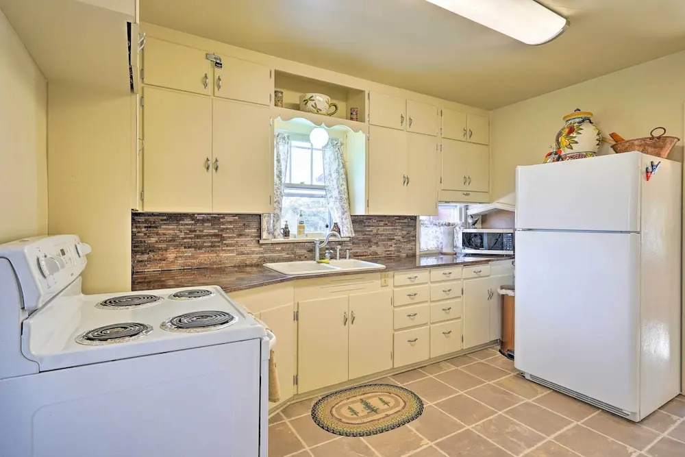Walk to Arkansas Riverwalk Trail: Cañon City Home