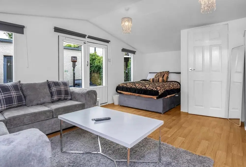 Private Near Royal Infirmary Hospital Airport Free Moet AND Parking Breakfast