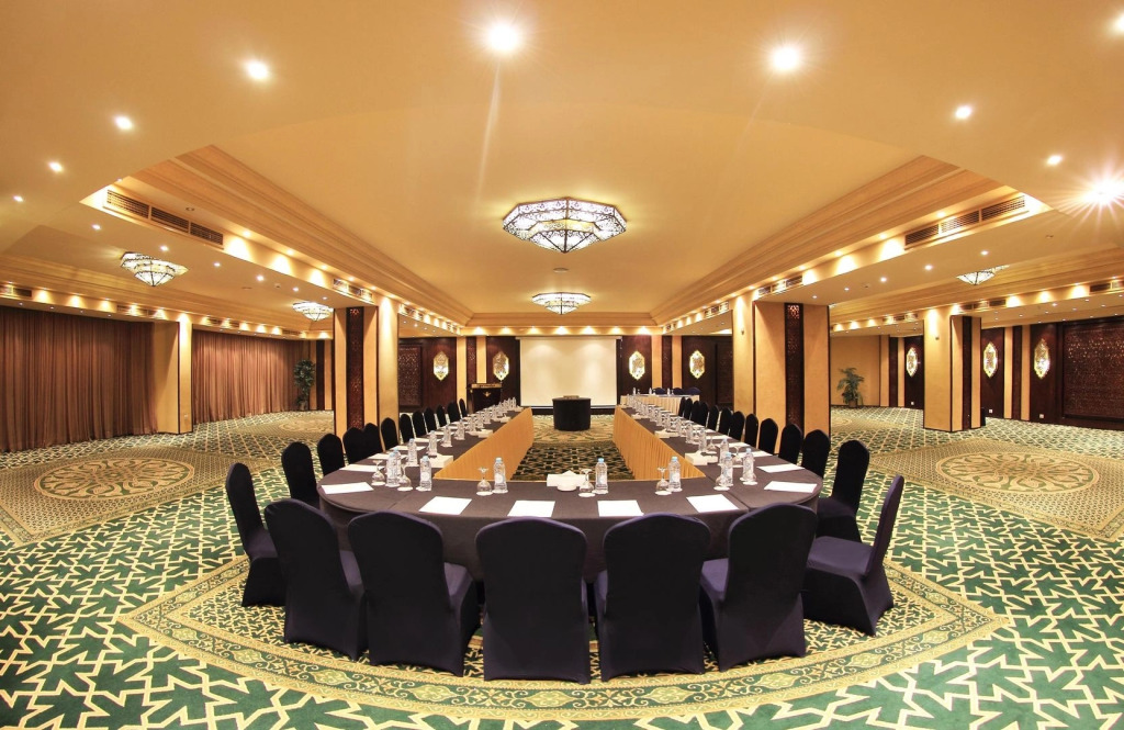 Отель Pyramisa Suites Cairo
