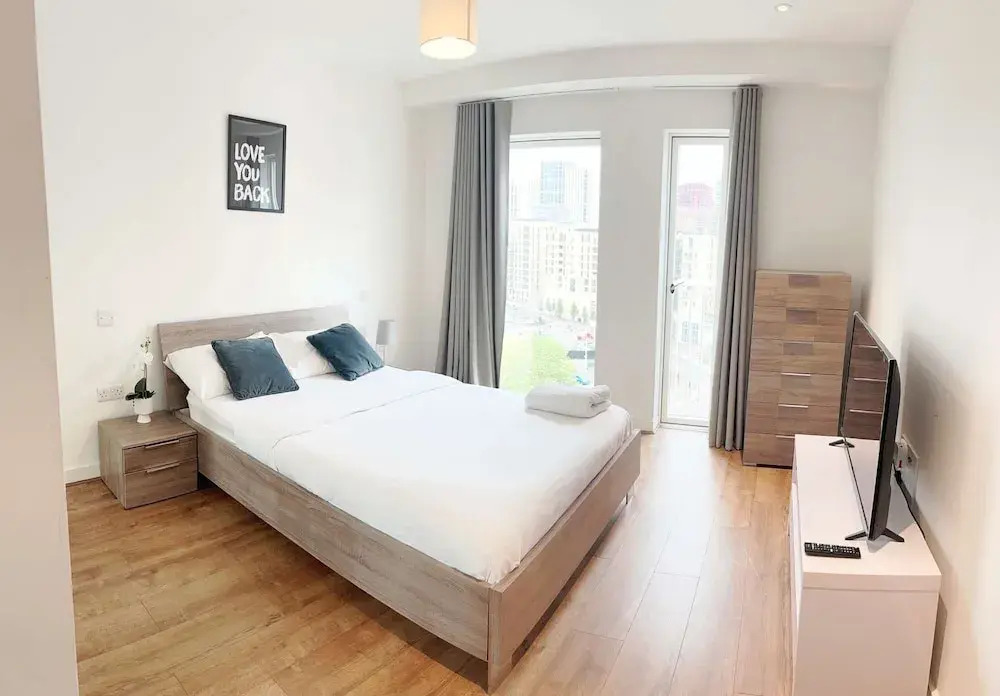 East London 2-bed Apt Sleeps 4, 7 min Walk to Tube