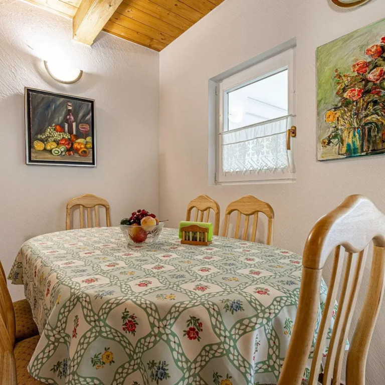 Ladybug House Nature Retreat w/ Jacuzzi - Happy Rentals