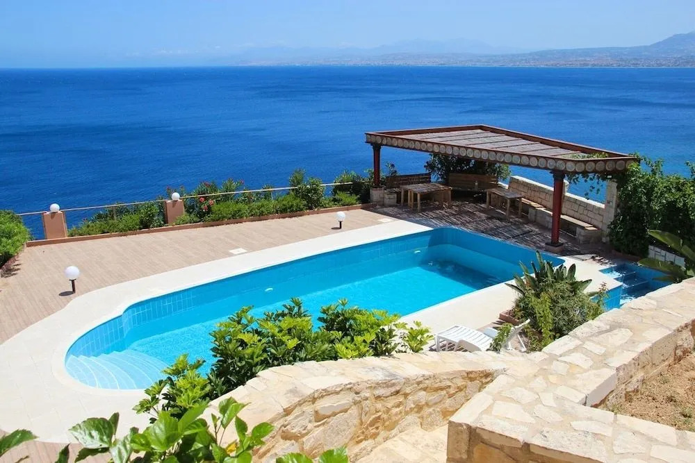 Villa Diktynna Embrace the Endless Blue