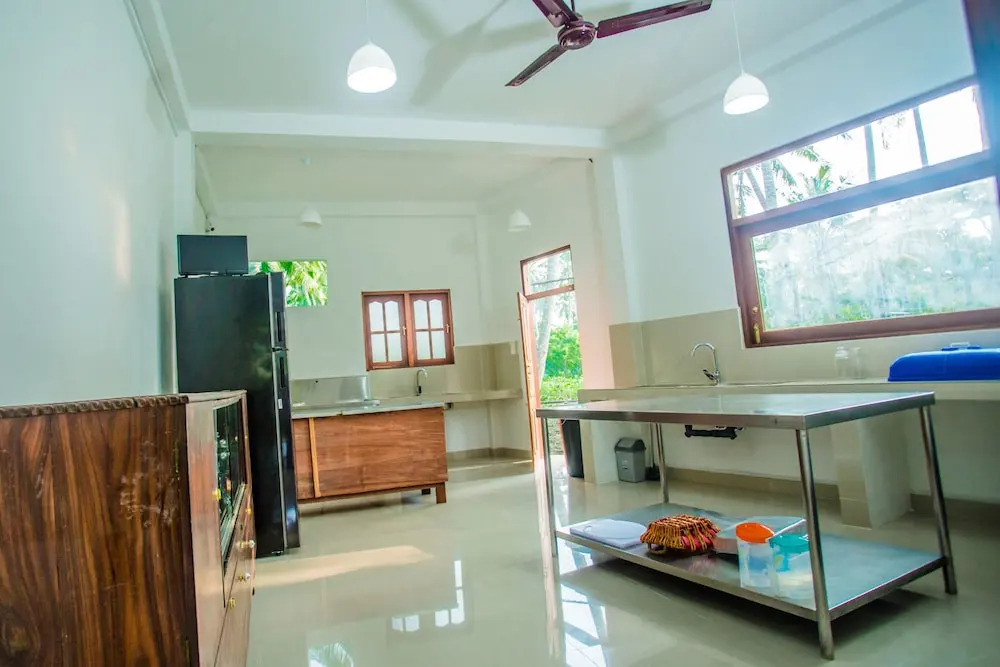 South Point Surf House - Whole Villa 5 Bedrooms (Sleeps 14)