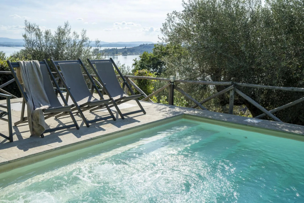 Bianca la Luna boasts a spectacular panoramic view of Lake Trasimeno, elegant interiors with light c-Bianca la Luna