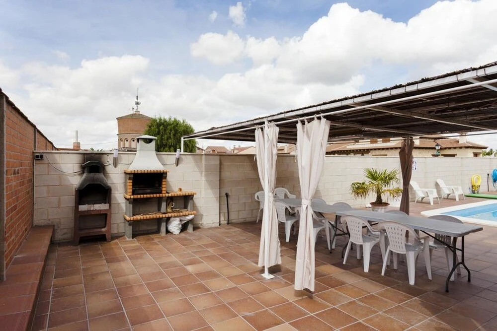 House With 6 Rooms in Nava de la Asunción, With Private Pool, Terrace, Enclosed Garden and Wifi