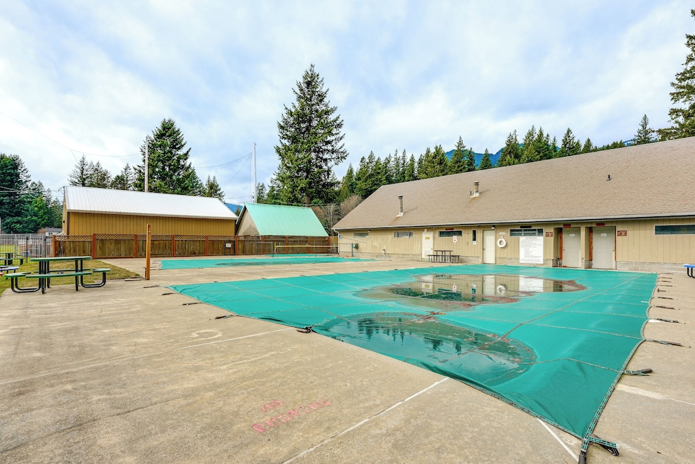 Ski, Fish & Explore: Packwood Home w/ Sauna!