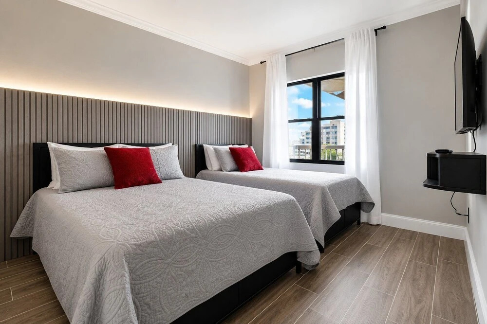 Modern 2BR Suite at Enclave 5min Universal