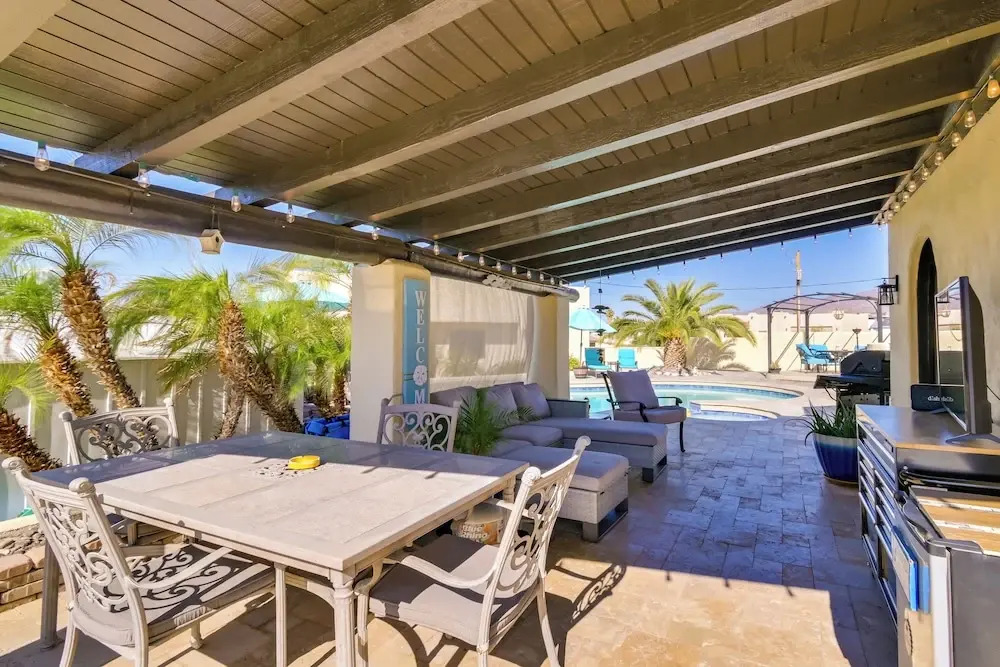 5 Mi to Lake Havasu: Bright Cottage w/ Fire Pit!