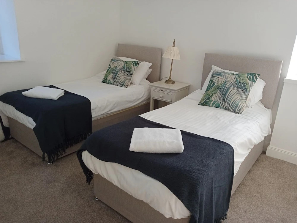 5 Bedrooms/sleeps 10-12/free Wifi & Parking/garden