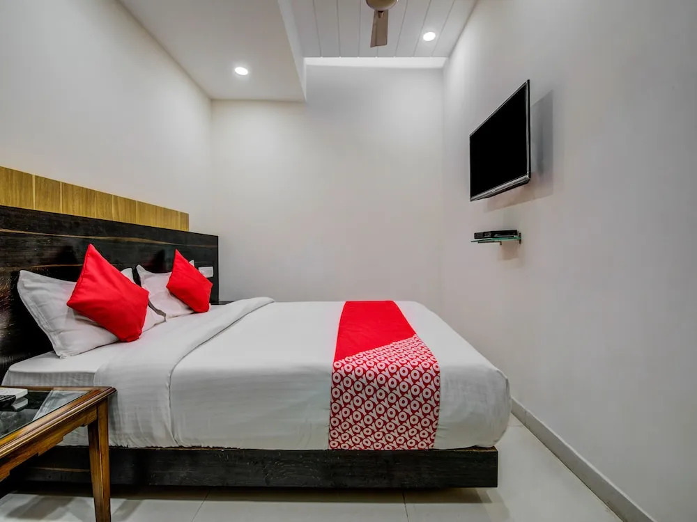 OYO 18542 Petals Inn