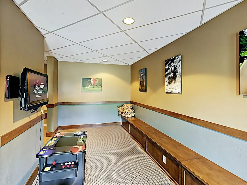 New Listing! Mountain-view W/ Pool & Gondola 2 Bedroom Condo