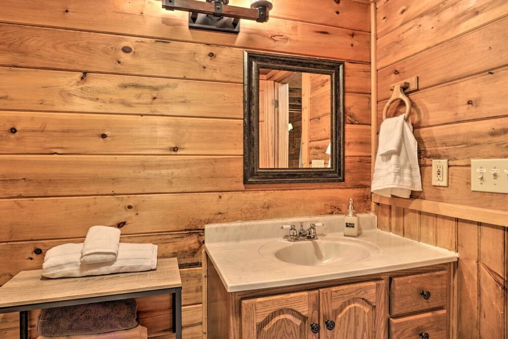 Secluded Cabin w/ Hot Tub, 3 Mi to Pigeon Forge!