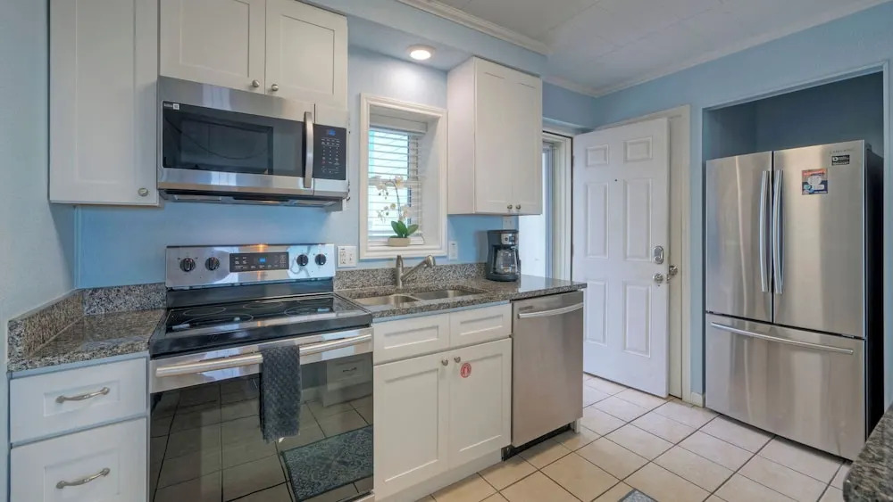 Sleeps 18 2 Beachfront Condos, Pool, Pickleball Courts Island Retreat