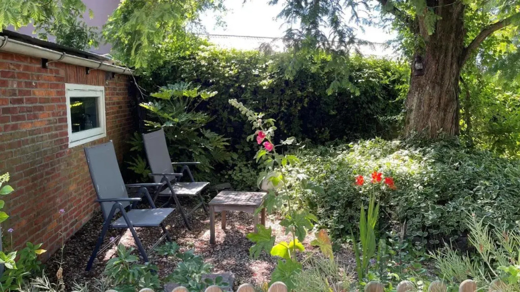 ONO28 Romantic holiday home with large garden
