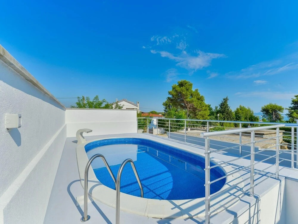 Villa Dragica mit Pool auf Terasse nur 50 m vom Meer in Privlaka, Kroatien