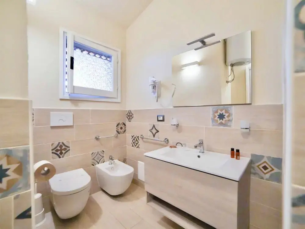 Hotel with swimming pool just 300 mt from the Baia delle Mimose-beach