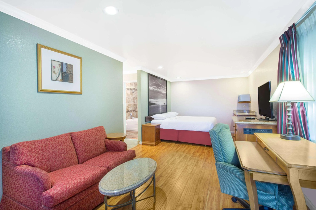 Upper Lake Inn & Suites
