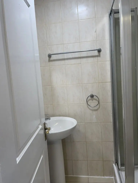 Immaculate 4-bed House Near Heathrow Airport
