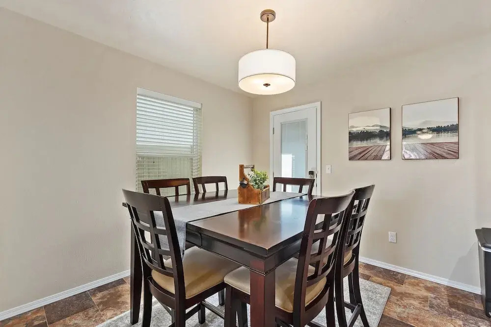 Easy Stay for 9 Workspace Pets OK Shop Dine