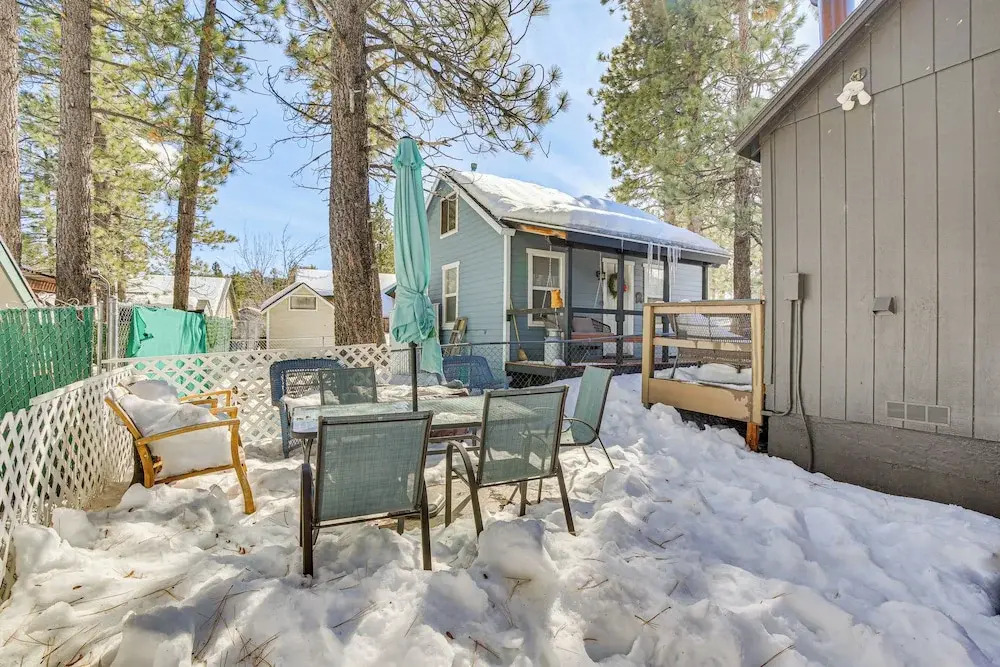 Cozy Cabin w/ Deck - 2 Mi to Bear Mountain Resort!