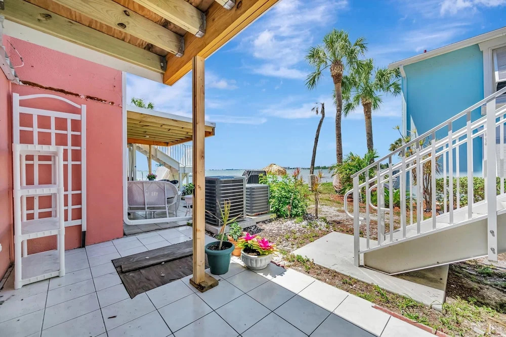 Relax Beachside Tropical Resort Amenities 1b1b
