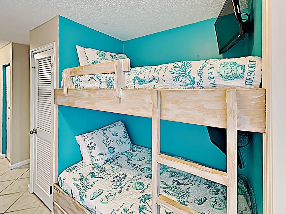 Steps To Beach! Chic Gulf-view Corner Unit W/ Pool 1 Bedroom Condo