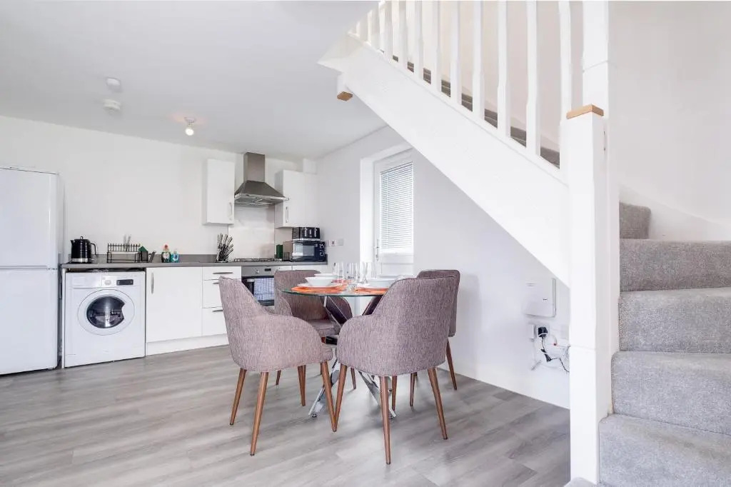 Luxury City Centre Stylish 2 Bed House ☆ FREE DRIVEWAY PARKING → With 55 Inch Smart TV, FREE NETFLIX & WIFI ✘ Comfy Seating Area - BY MAEVELA®