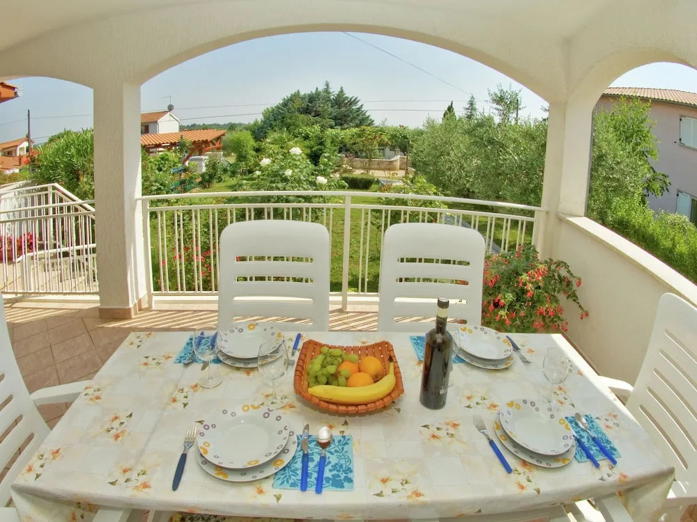 Spacious and Comfortable House With Beautiful Garden Near Tar and Beach 900 m