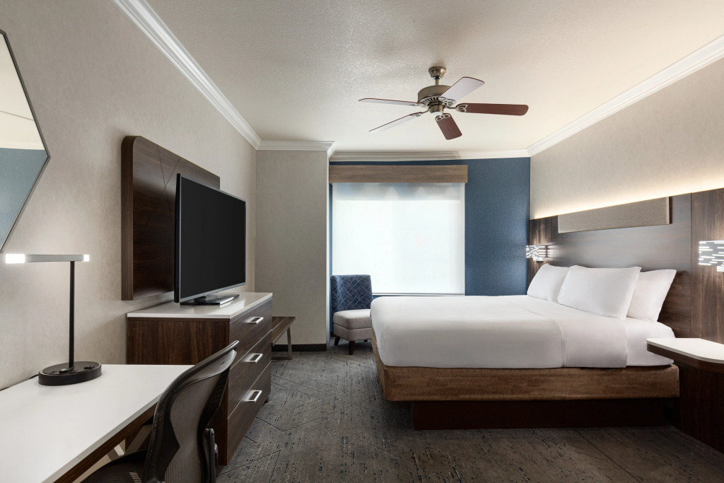 Holiday Inn Express and Suites Bakersfield Central by IHG