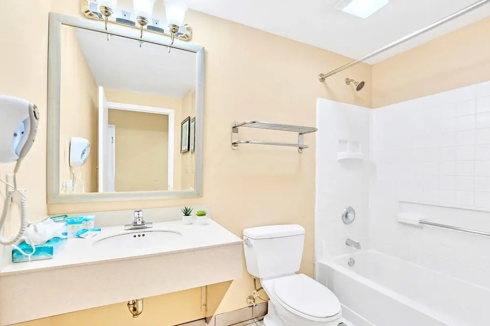 Studio Apartment w Pool & Hot Tub - Sleeps 4