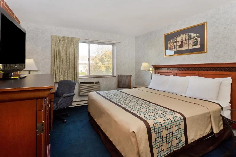 Days Inn by Wyndham Rockford I-90 Walking Distance to Casino
