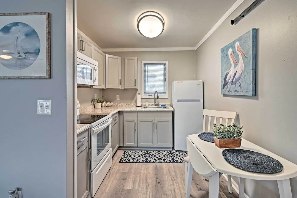 Couples Retreat w/ Balcony in Surfside Beach!