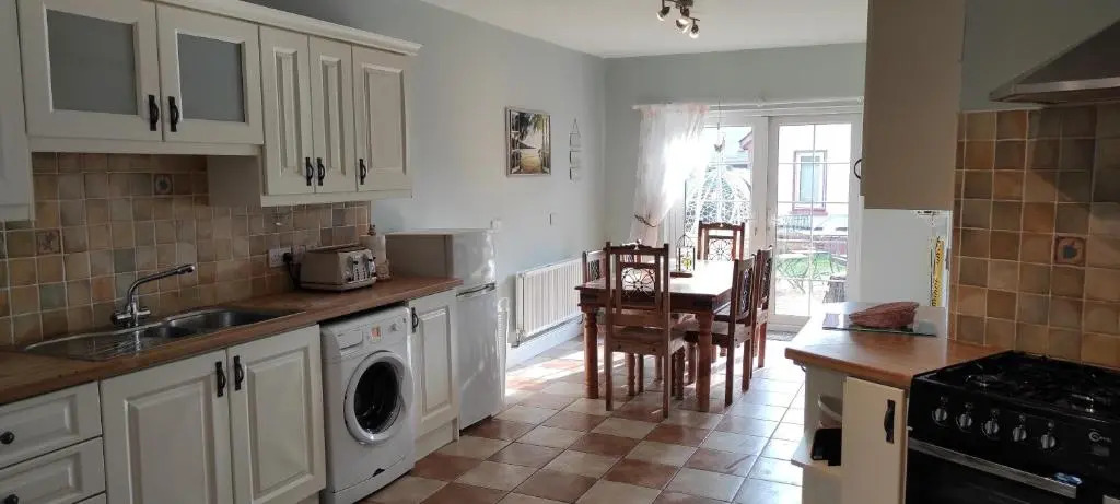 Luxury 3 bedroom house with peaceful garden, sleeps 6 and 2 mins to beach