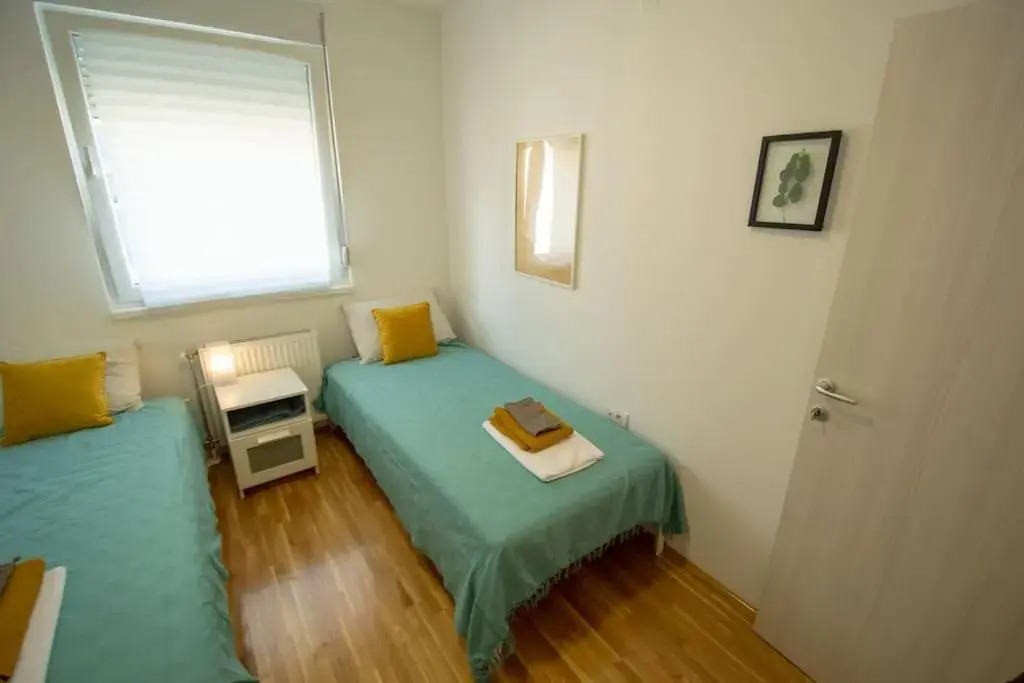 White Fields-Central 2-bdrm apartment with parking