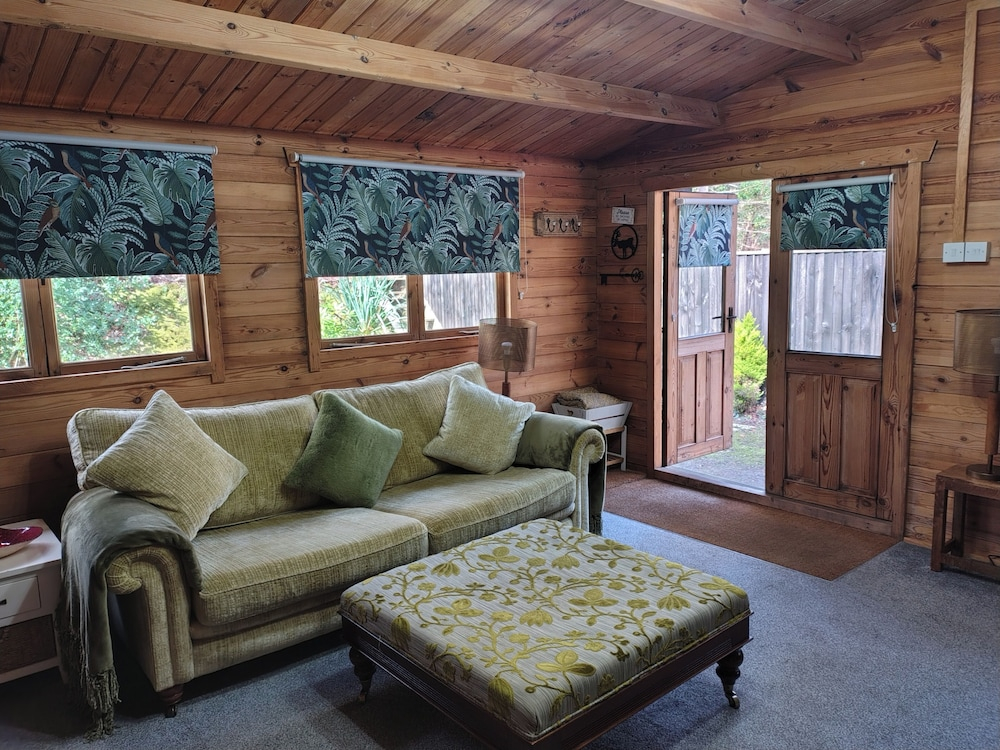 Forest Cabin Retreat-sleeps 2-garden, Wifi, Trails