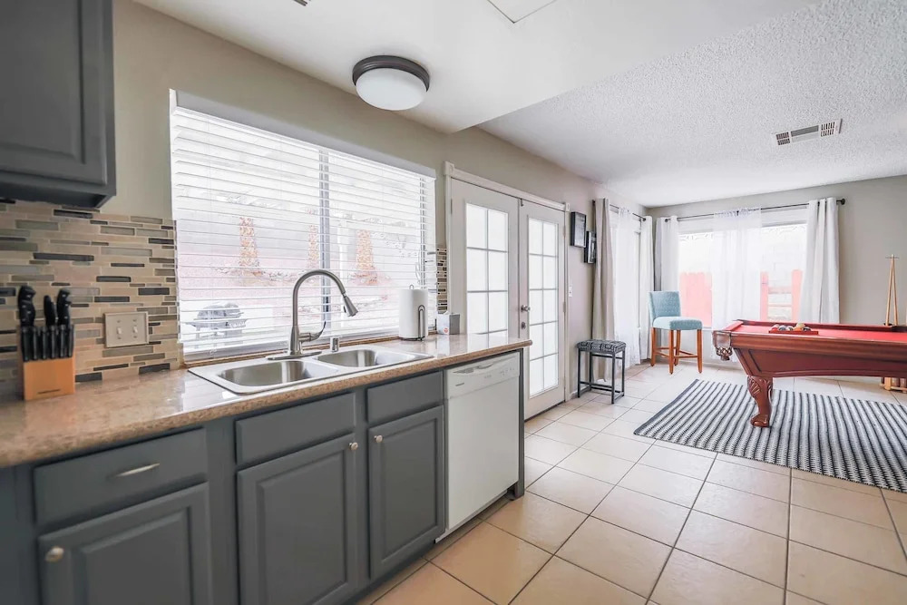 Vegas Delight | Lovely 4Bd w/ Sparkling Pool!