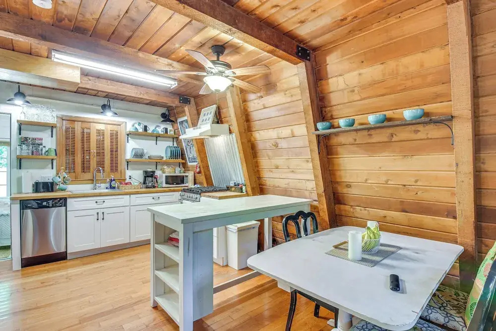 Pet-friendly Lavonia Cabin, Walk to Lake Hartwell!