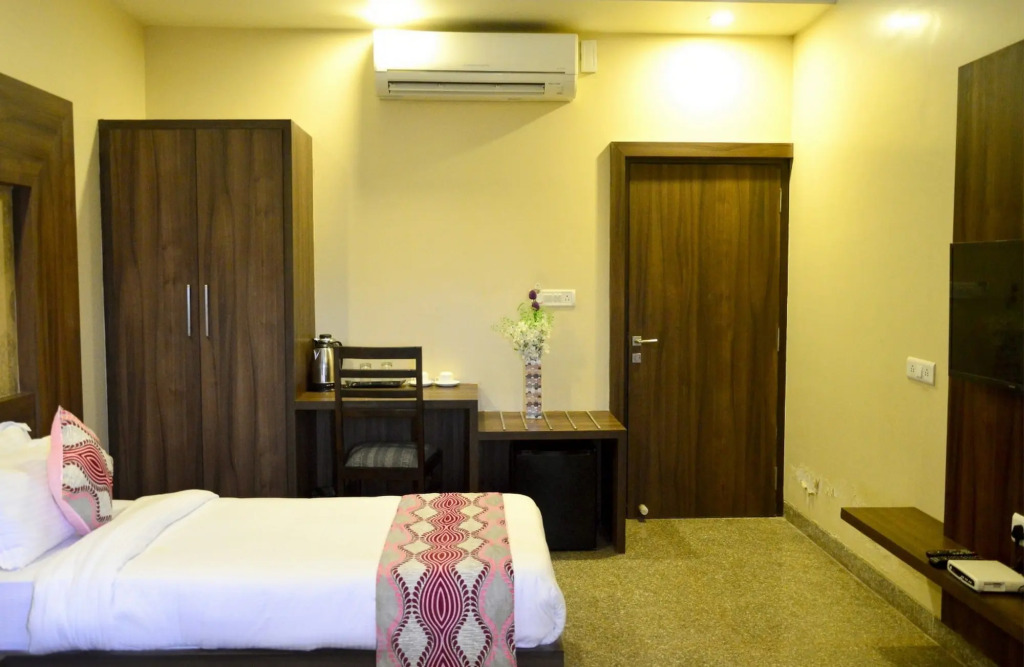 hotel neelam paradise