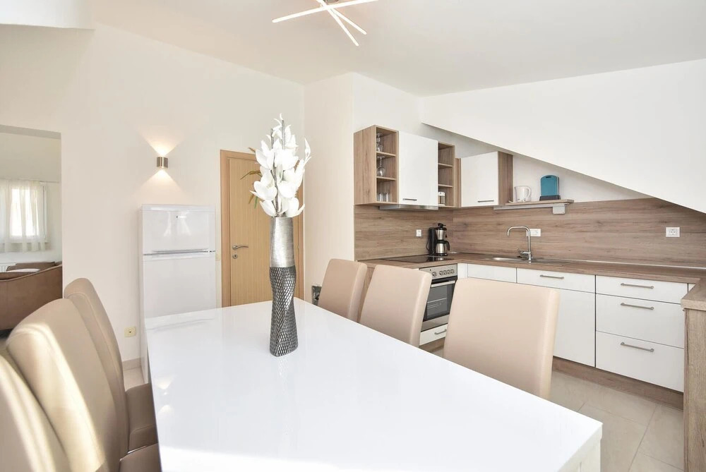 Nice Home in Podstrana With Wifi and 4 Bedrooms